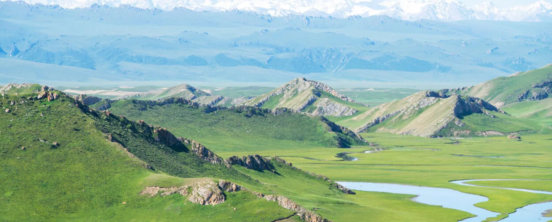 ทุ่งหญ้าป๋ายอินปูลู่เค่อ (Bayanbulak Grassland / 巴音布鲁克草原) อยู่ใน ซินเจียง ประเทศจีน (แถบเขตปกครองตนเองมองโกล “บ่ายิงโกวเลิ่ง” ใกล้เมืองคอร์ลา)