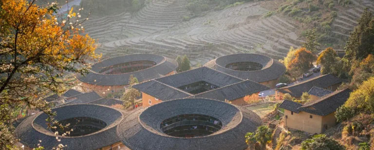 “ฝูเจี้ยนถู่โหลว” (Fujian Tulou / 福建土楼) หรือ “บ้านดินทรงวงแหวน” ของชาวฮากกาครับ อยู่ใน มณฑลฝูเจี้ยน (Fujian) ประเทศจีน