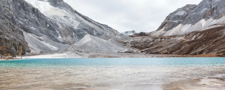 ทะเลสาบน้ำนม (Milk Lake / 牛奶海 – Niunaihai) ในเขตท่องเที่ยว ย่าติง (Daocheng Yading) มณฑลเสฉวน ประเทศจีน