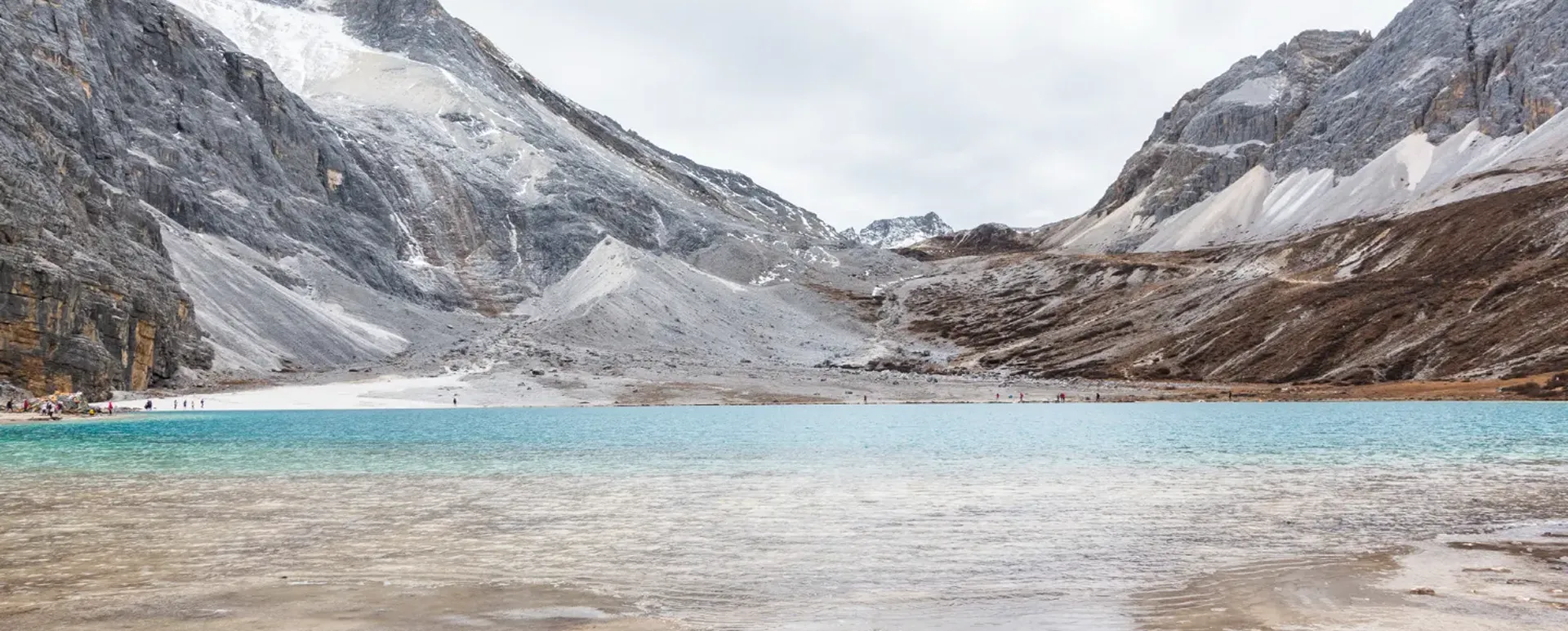 ทะเลสาบน้ำนม (Milk Lake / 牛奶海 – Niunaihai) ในเขตท่องเที่ยว ย่าติง (Daocheng Yading) มณฑลเสฉวน ประเทศจีน